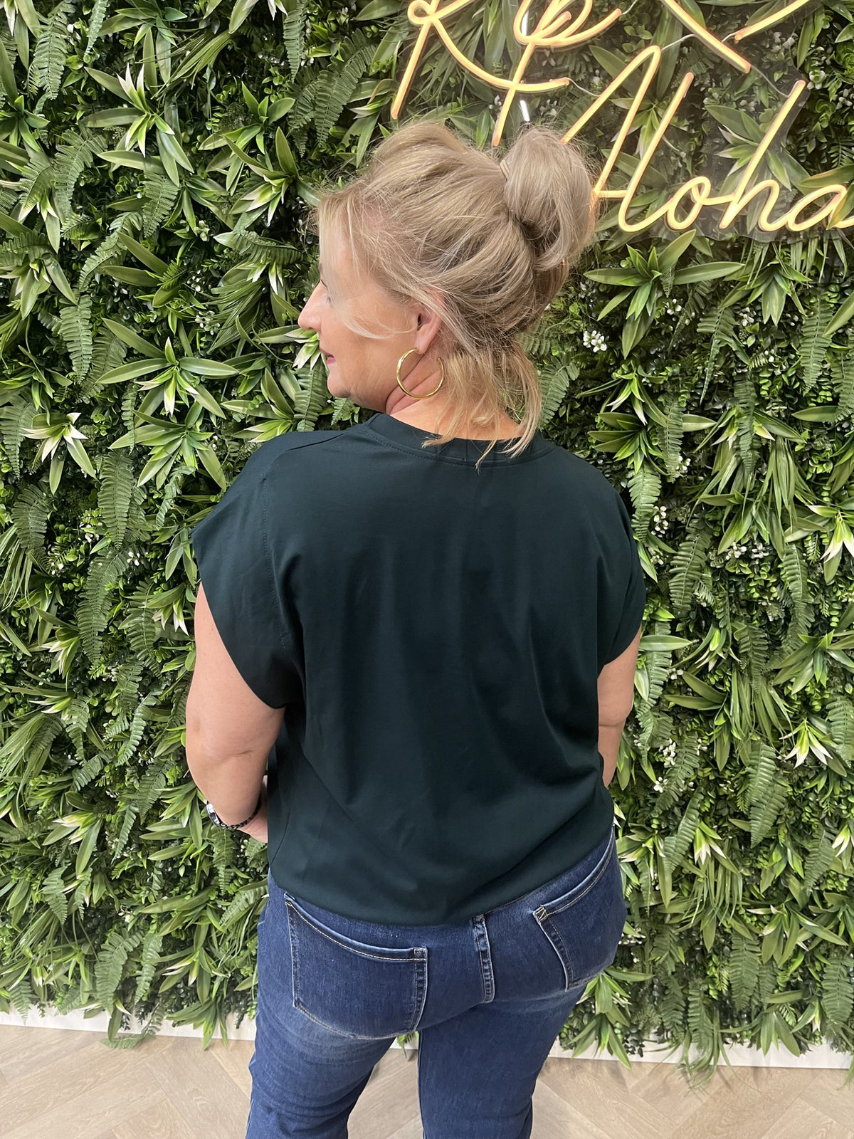 Basic top mouwloos met elastieken onderkant flessengroen