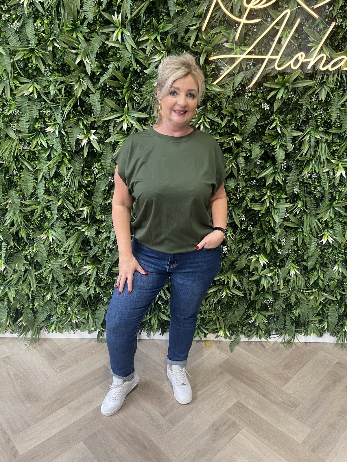 Basic top mouwloos met elastieken onderkant legergroen