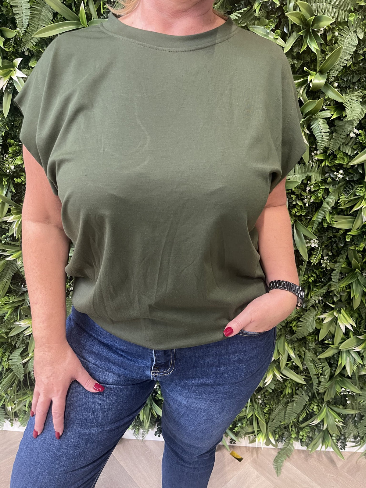 Basic top mouwloos met elastieken onderkant legergroen