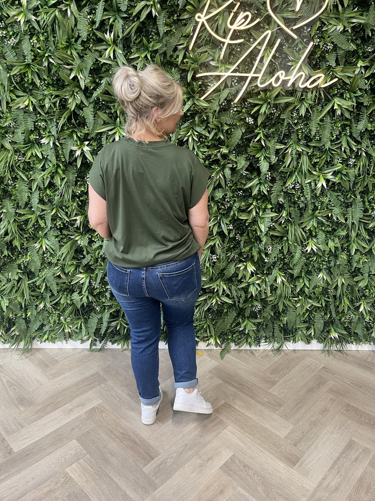 Basic top mouwloos met elastieken onderkant legergroen