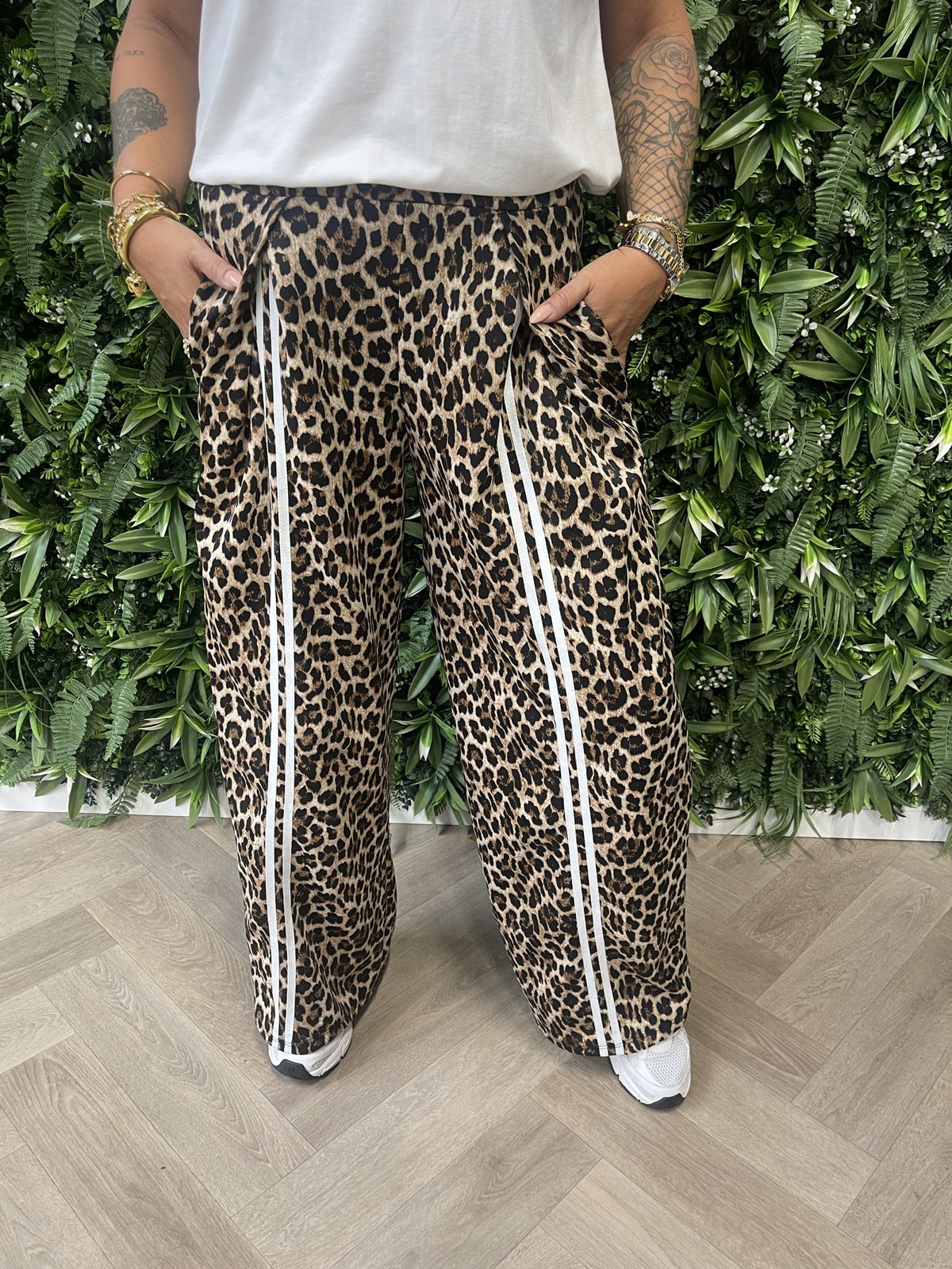 Wijde panter broek met streep lichtbruin