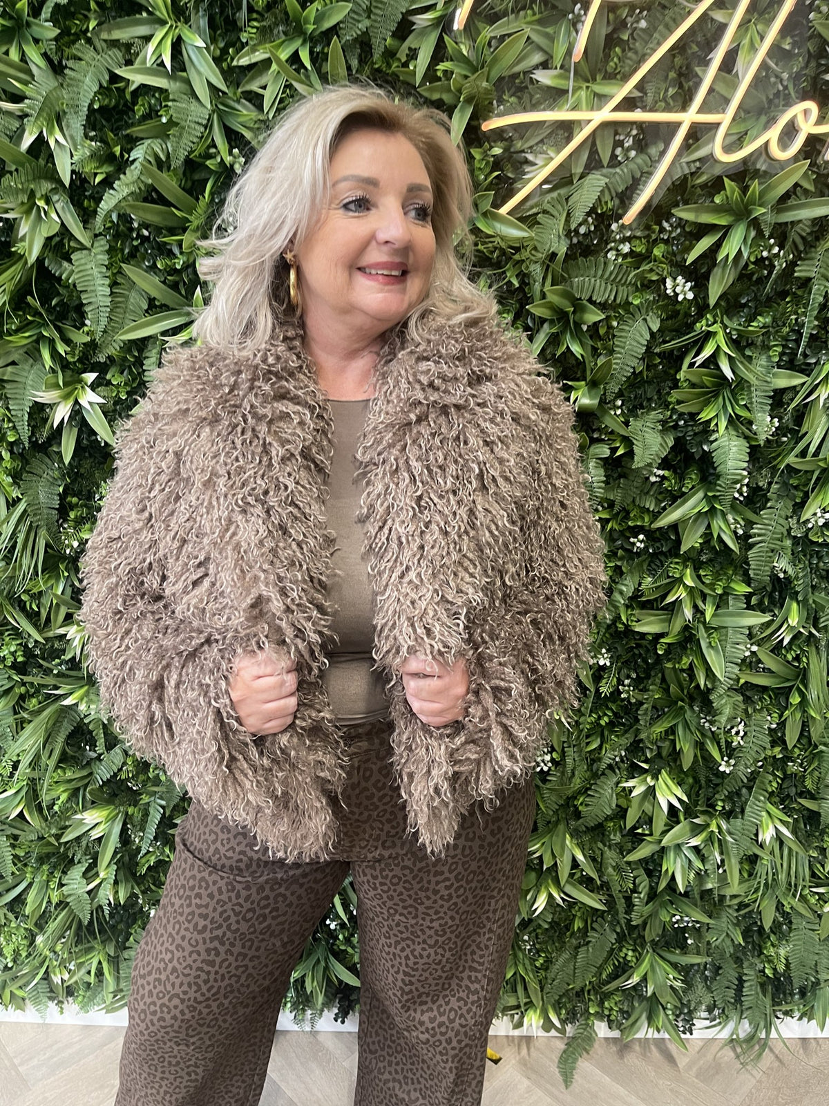 Korte fluffy jas taupe