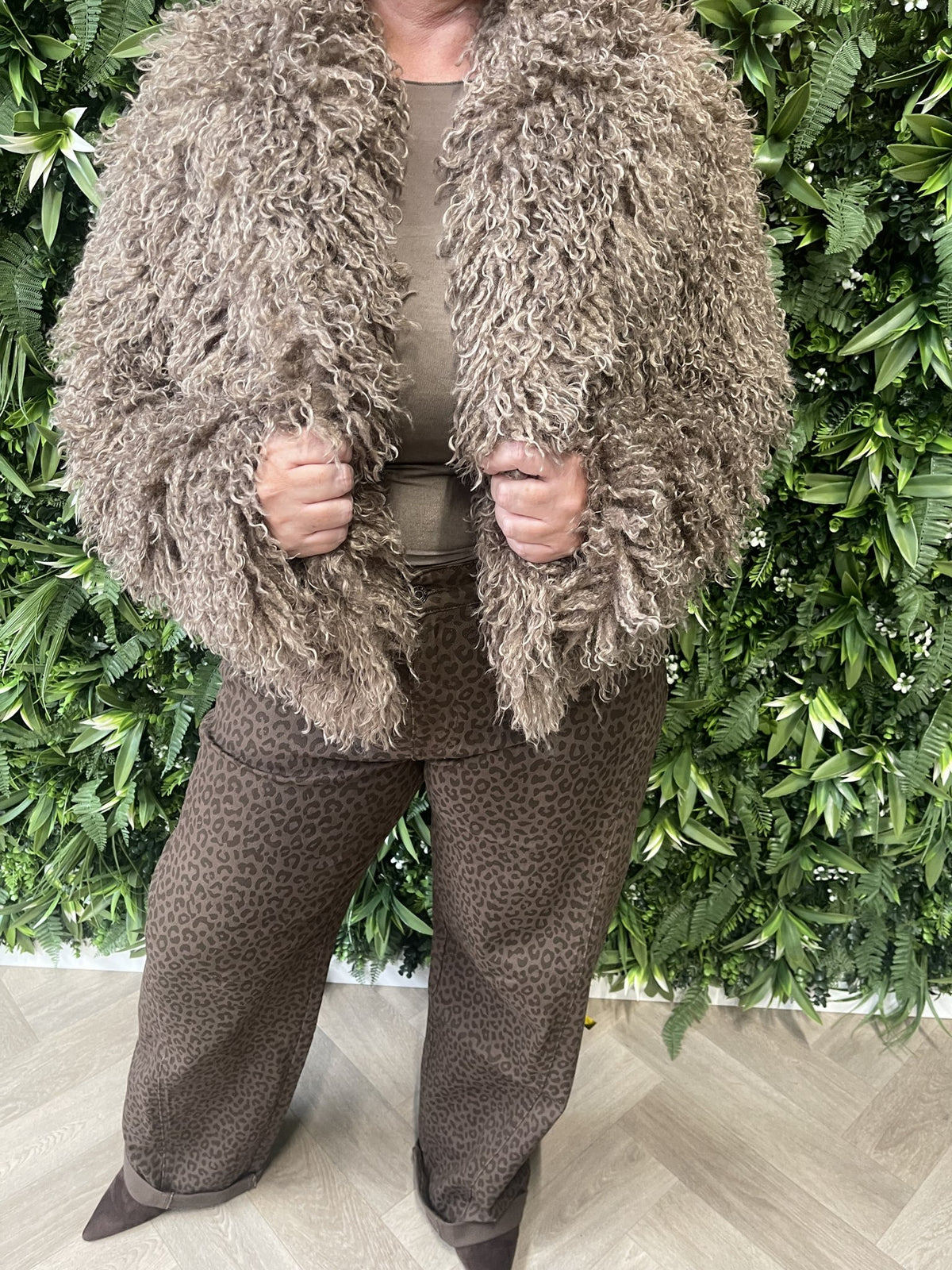 Korte fluffy jas taupe