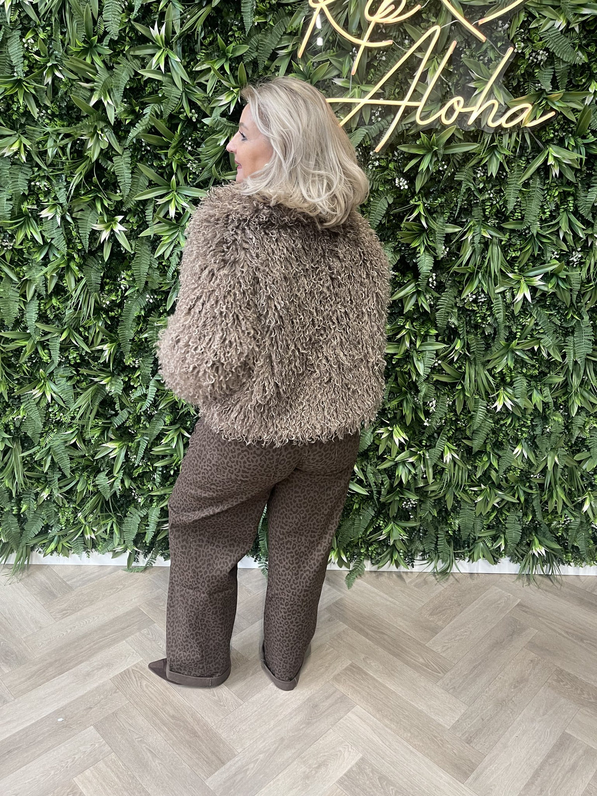 Korte fluffy jas taupe
