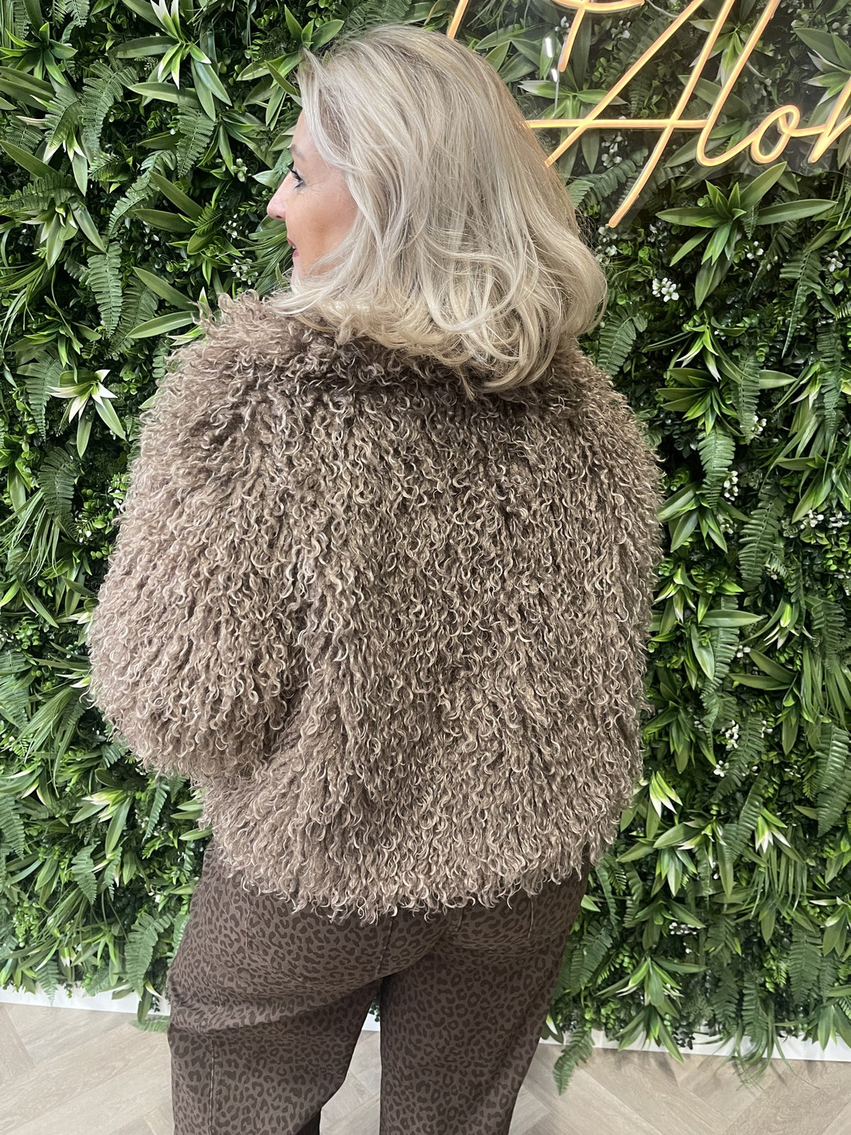 Korte fluffy jas taupe