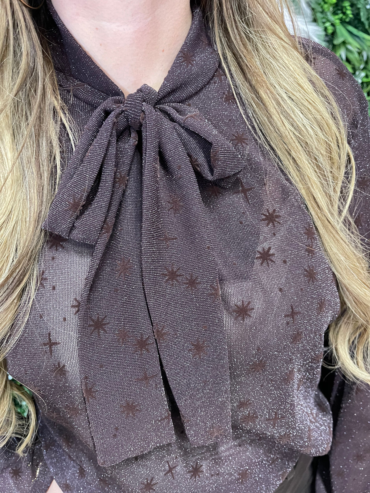 Top lurex met strik bruin