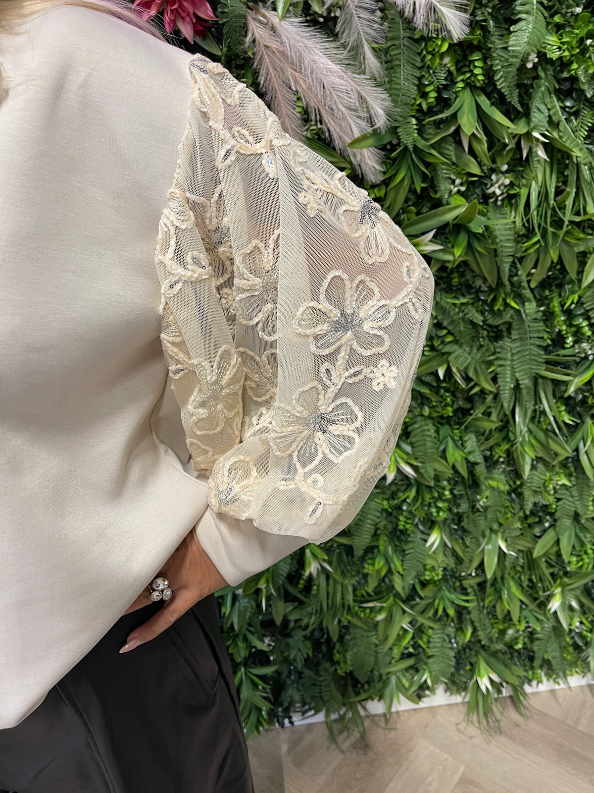 Sweater bloemmotief mouwen beige