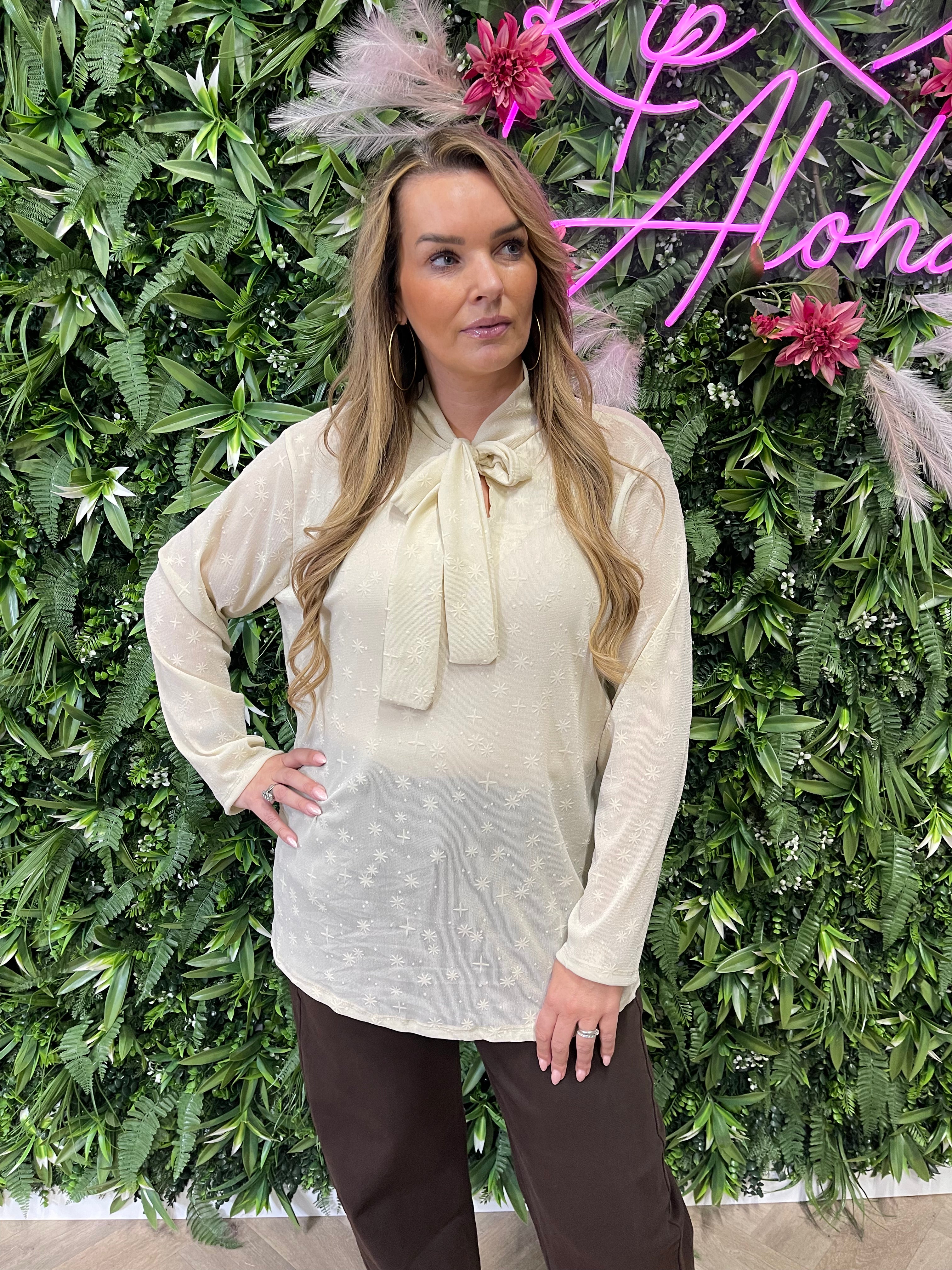 Top lurex met strik creme