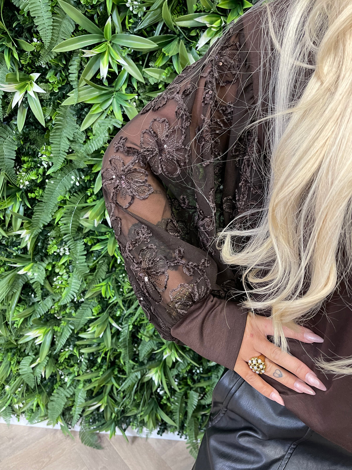 Sweater bloemmotief mouwen donkerbruin