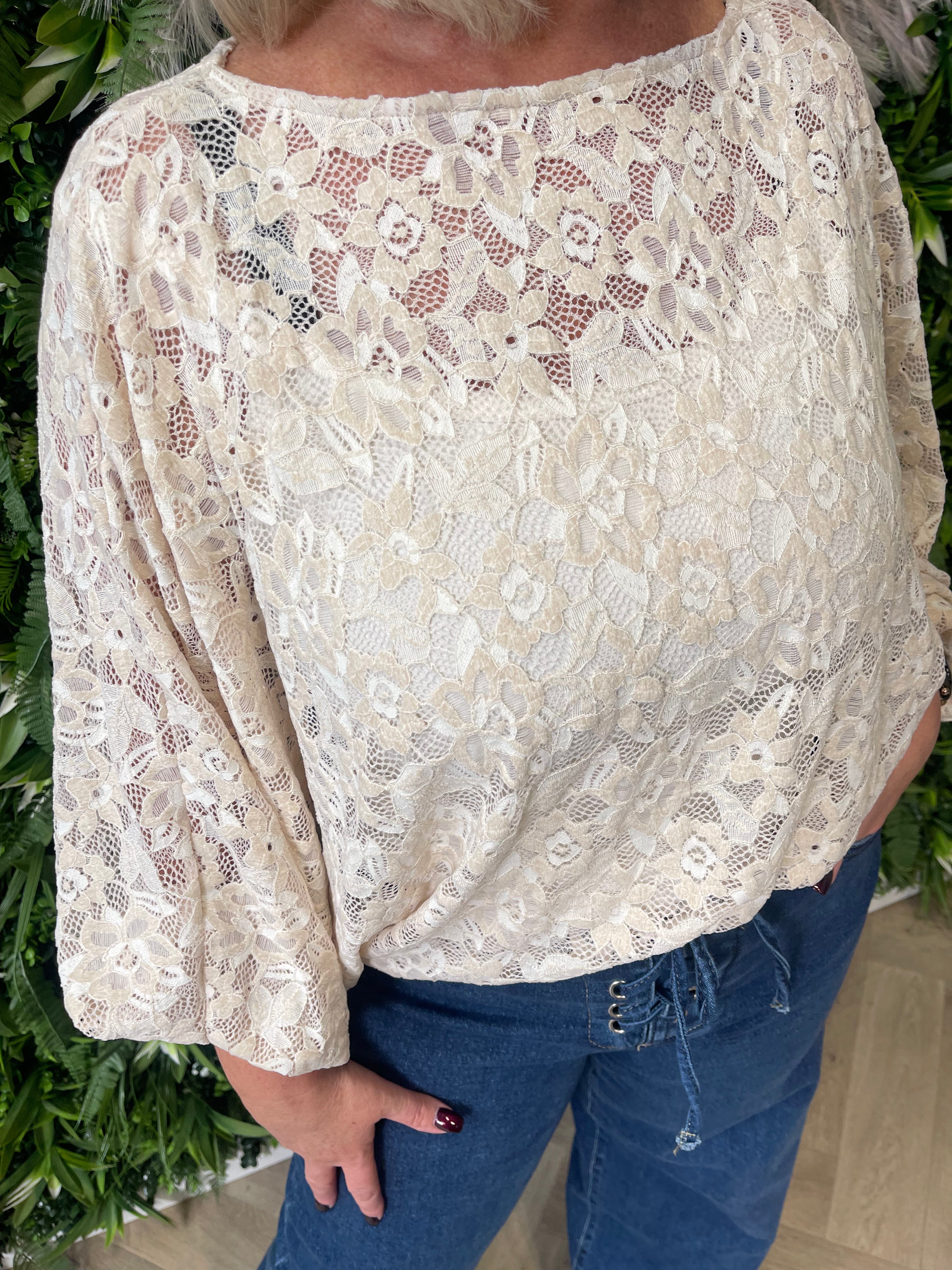 Top vleermuismouwen met kant beige