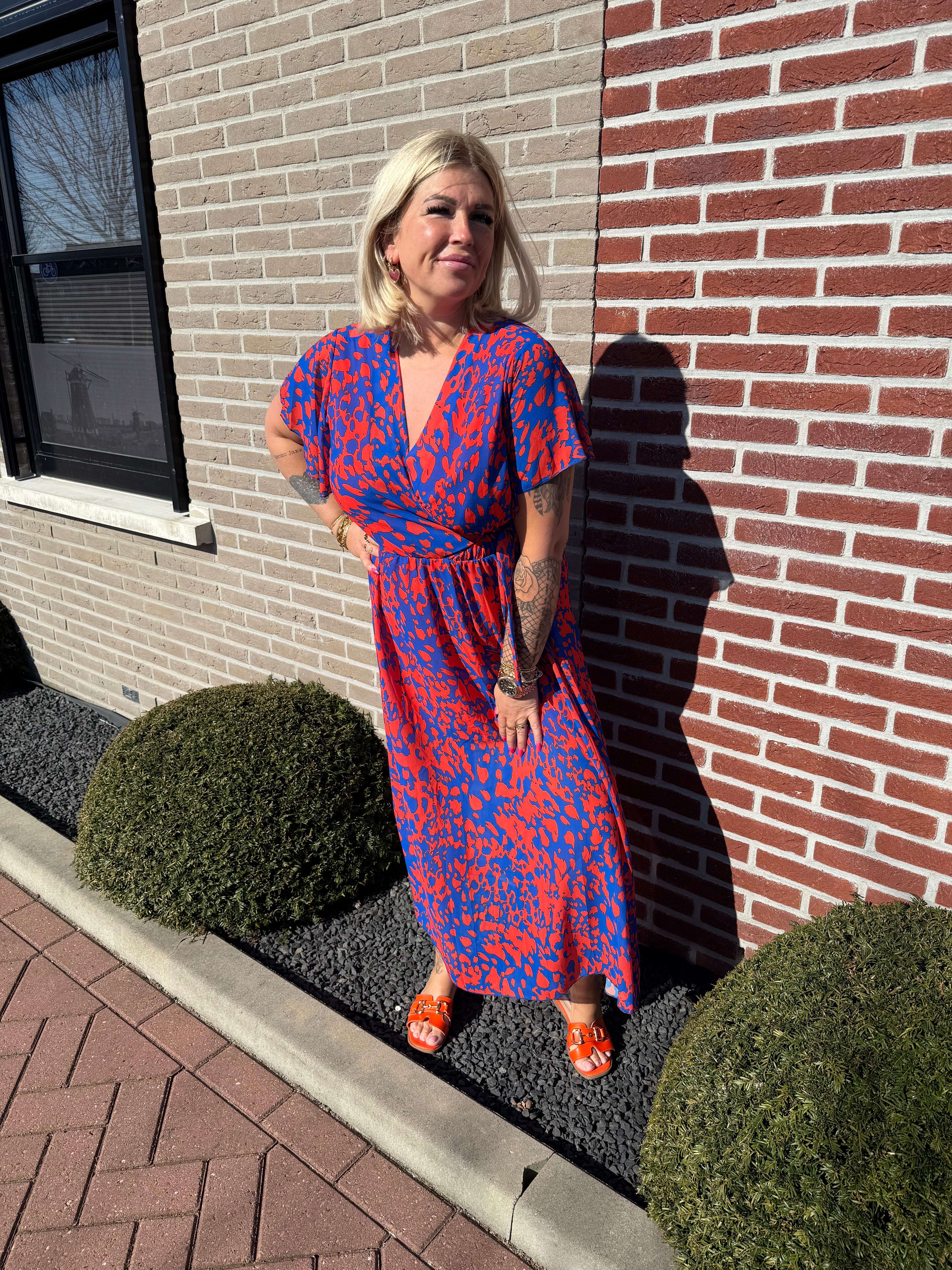 Maxi jurk met strik print gevlekt oranje/blauw