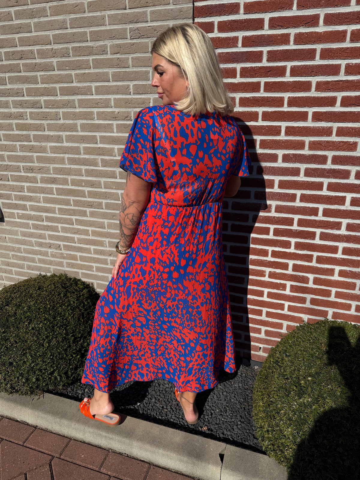 Maxi jurk met strik print gevlekt oranje/blauw