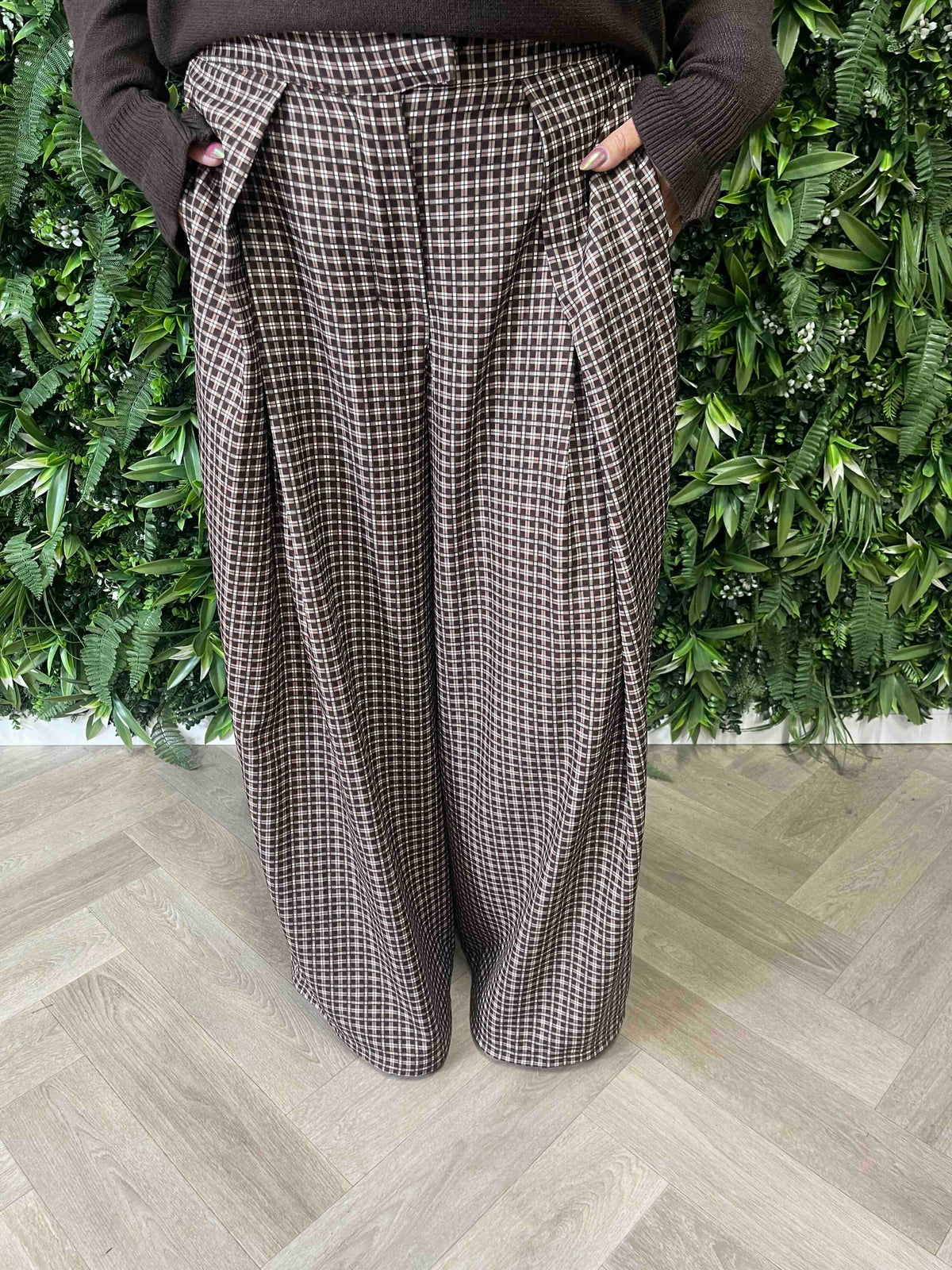 Pantalon met plooi ruitpatroon bruin