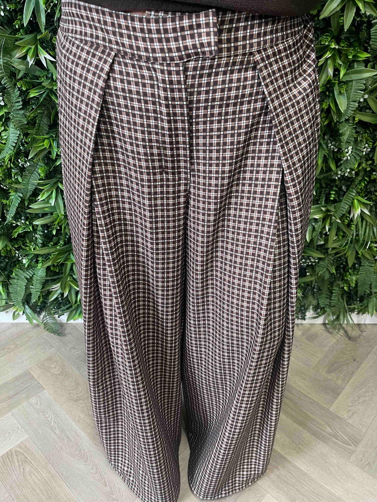 Pantalon met plooi ruitpatroon bruin