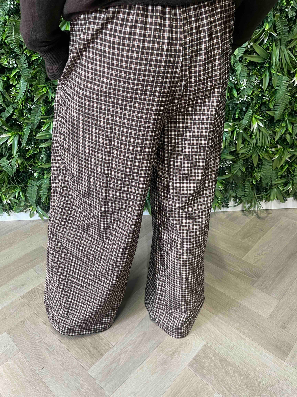 Pantalon met plooi ruitpatroon bruin