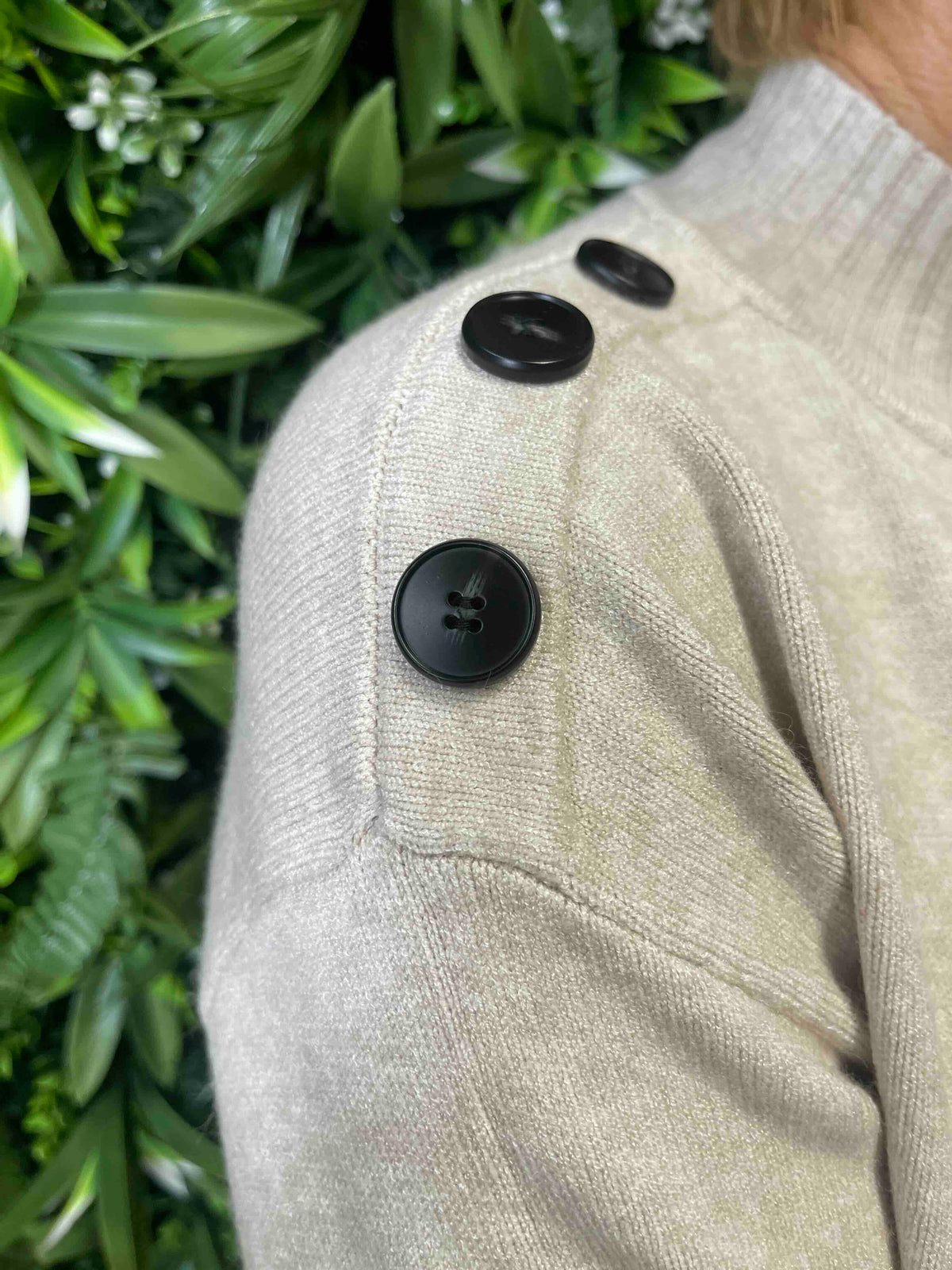 Gebreide jurk met knoopdetails op de schouders beige