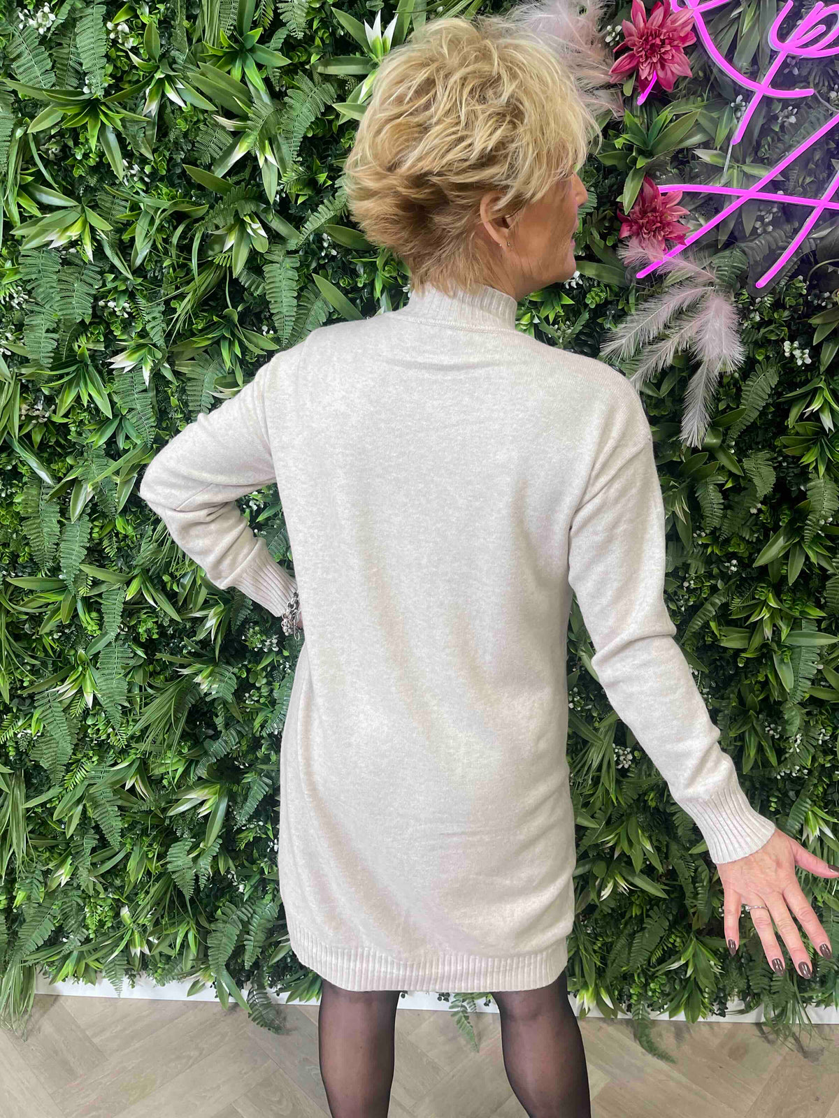 Gebreide jurk met knoopdetails op de schouders beige