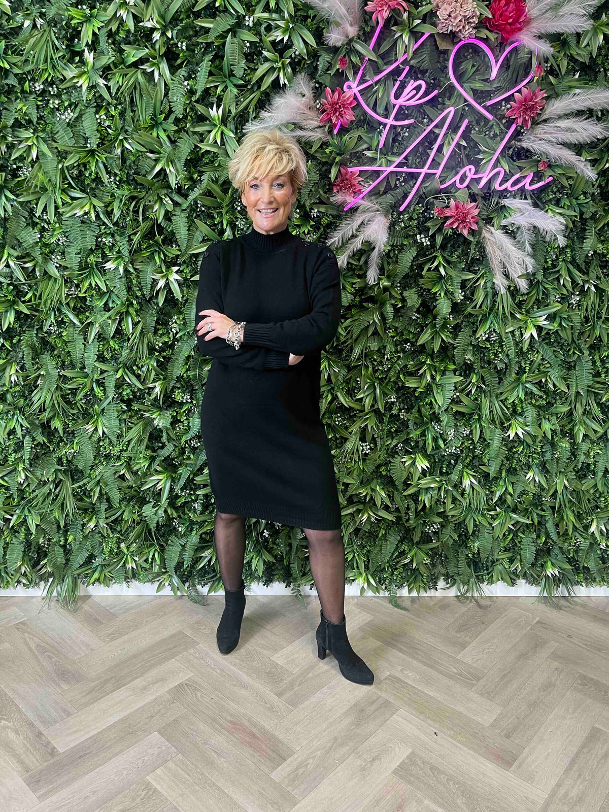 Gebreide jurk met knoopdetails op de schouders zwart