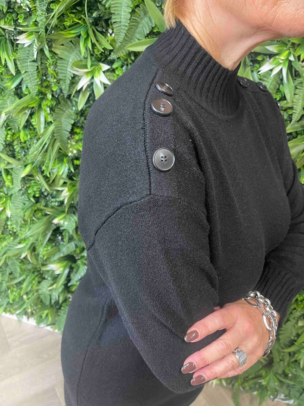 Gebreide jurk met knoopdetails op de schouders zwart