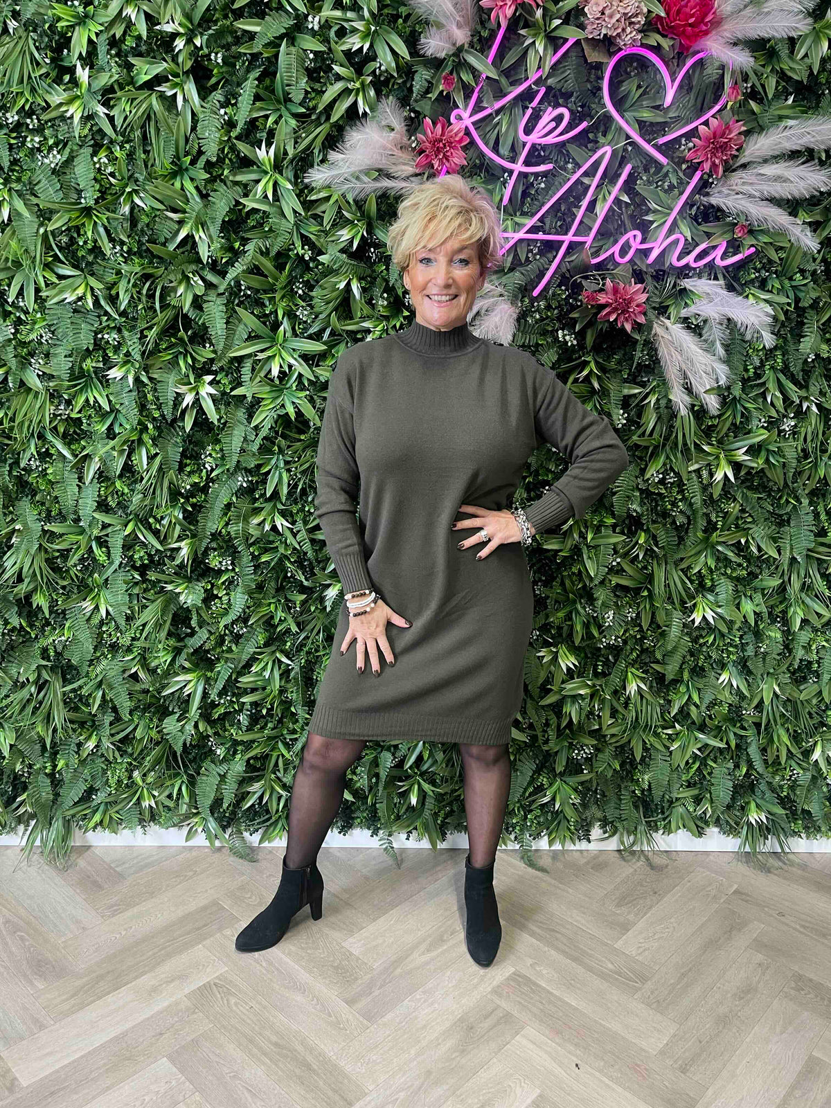 Gebreide jurk met knoopdetails op de schouders legergroen