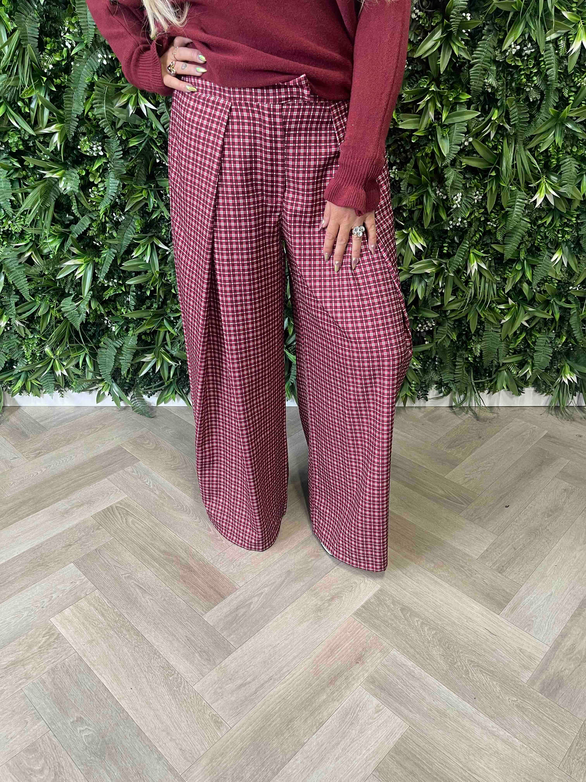 Pantalon met plooi ruitpatroon aubergine