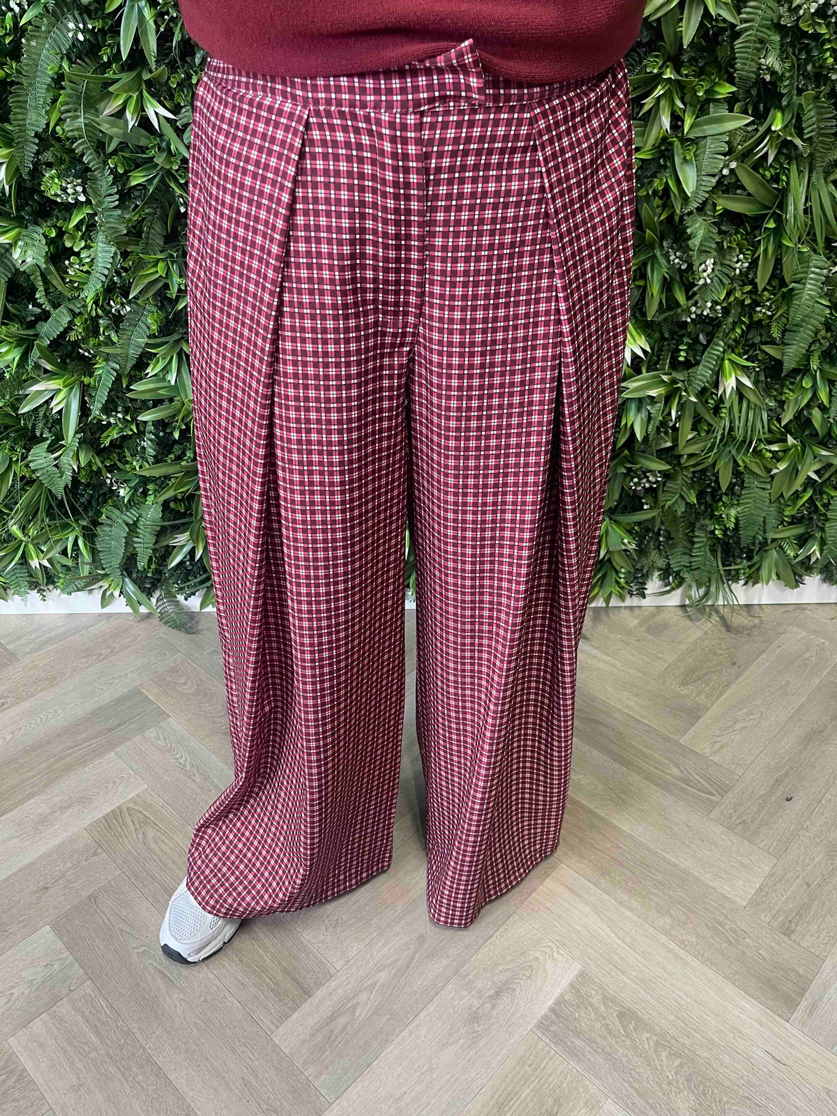 Pantalon met plooi ruitpatroon aubergine