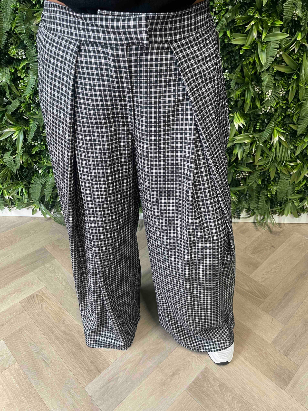Pantalon met plooi ruitpatroon zwart