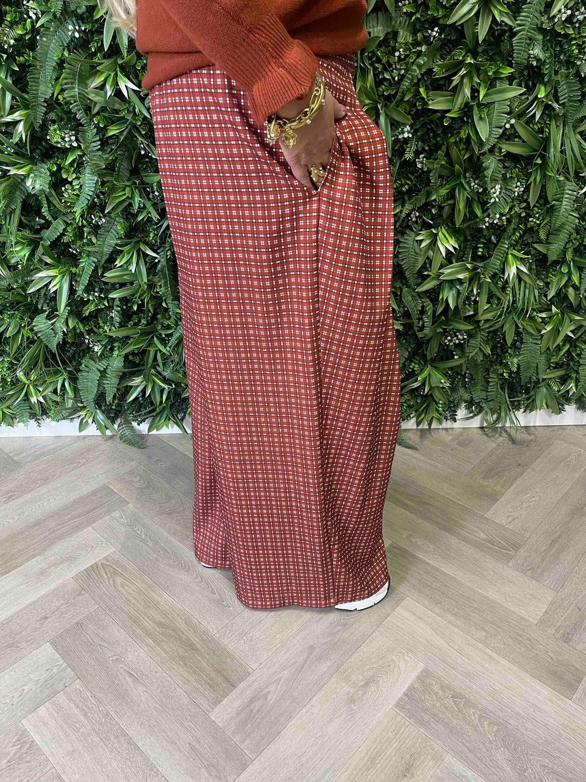 Pantalon met plooi ruitpatroon brique