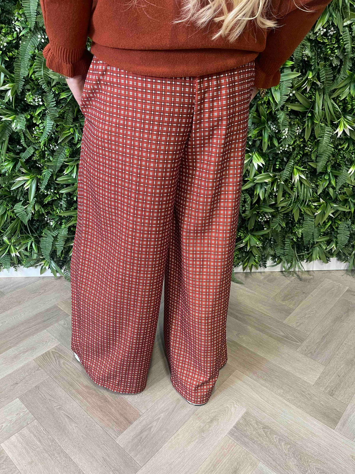 Pantalon met plooi ruitpatroon brique