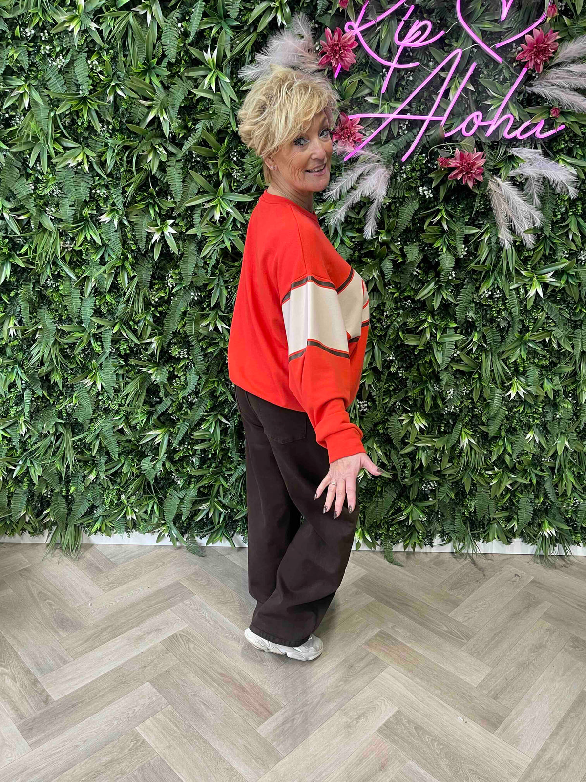 Sweater cest la vie brede streep oranje