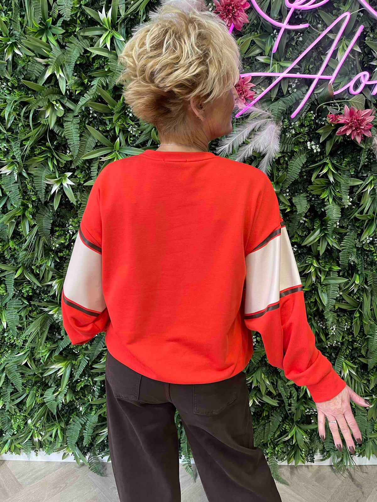 Sweater cest la vie brede streep oranje