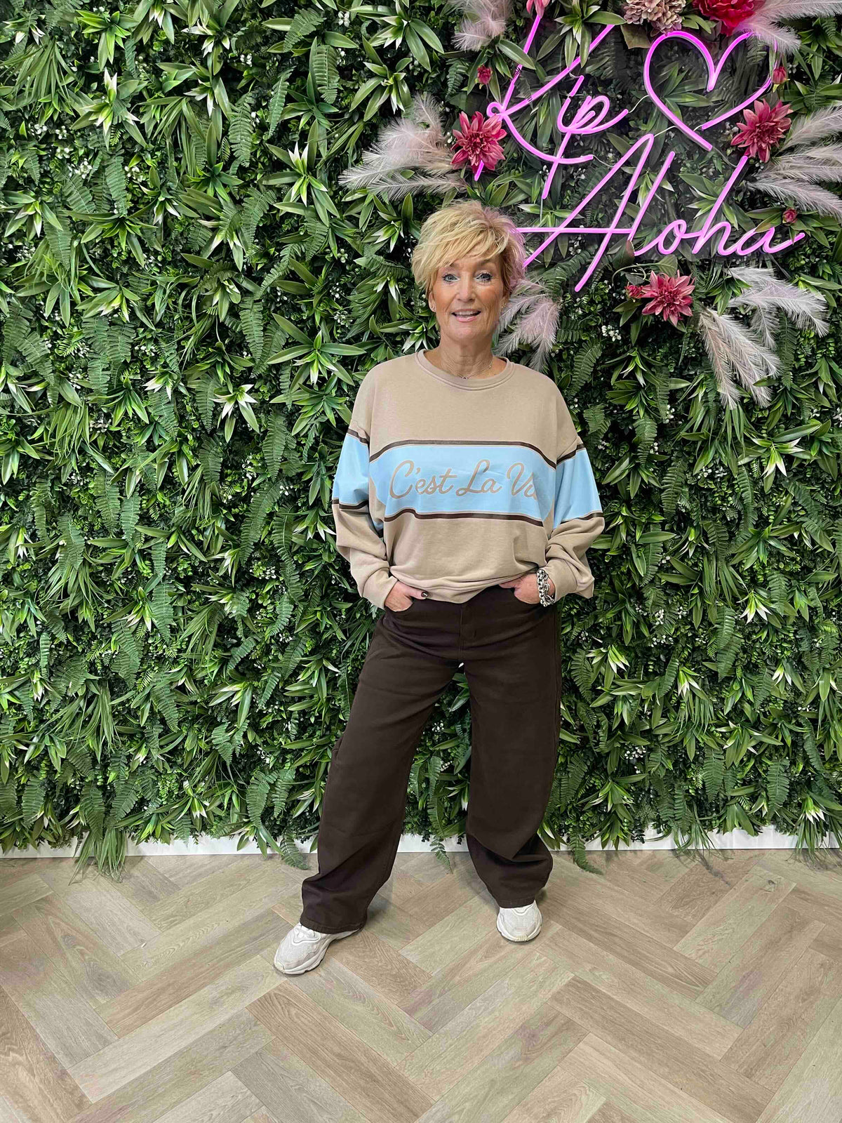 Sweater cest la vie brede streep taupe
