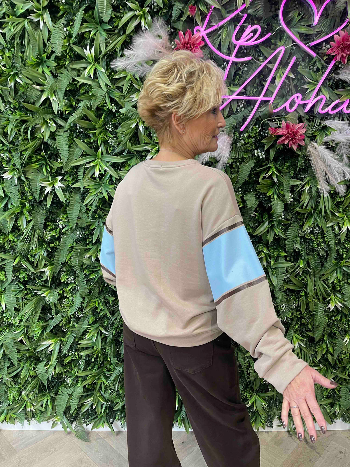 Sweater cest la vie brede streep taupe