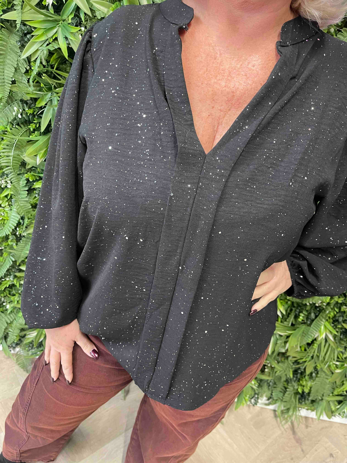 Blouse roezel met pofmouwen glitter zwart