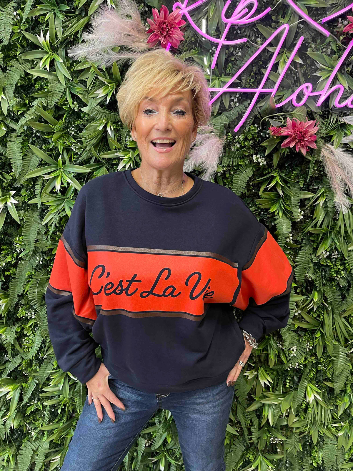 Sweater cest la vie brede streep marineblauw