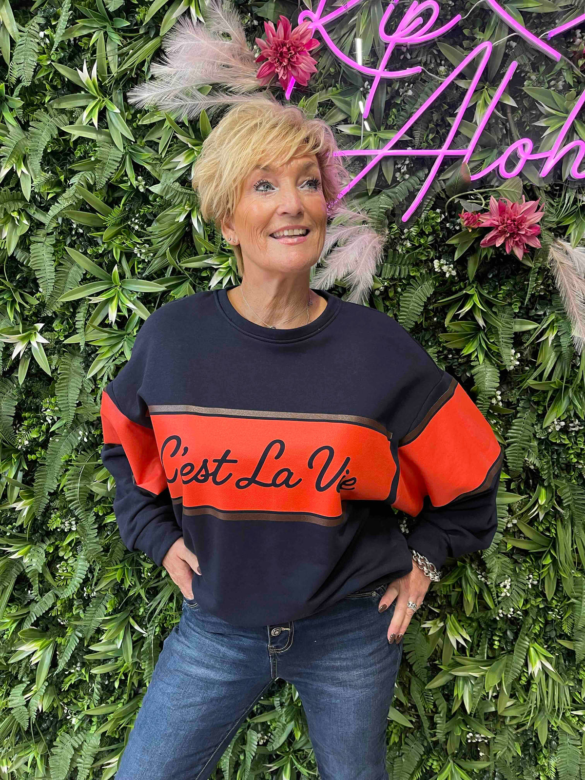 Sweater cest la vie brede streep marineblauw