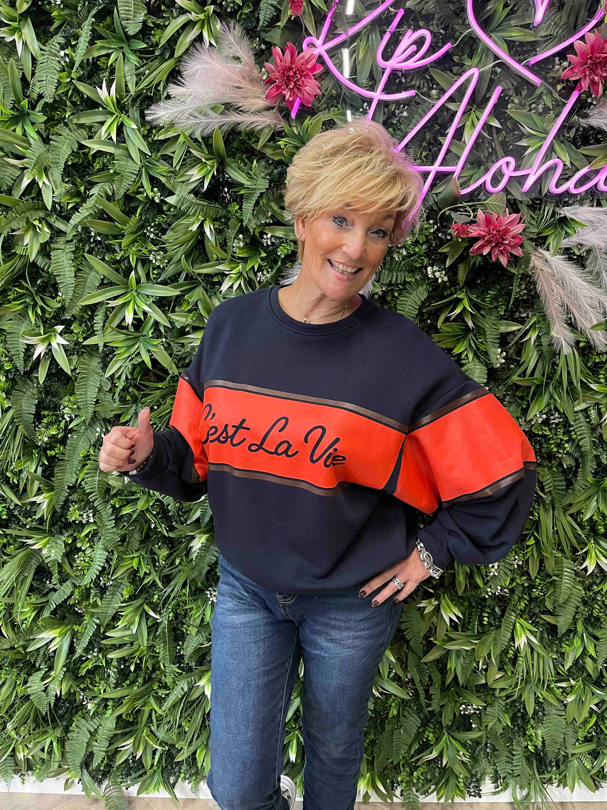 Sweater cest la vie brede streep marineblauw