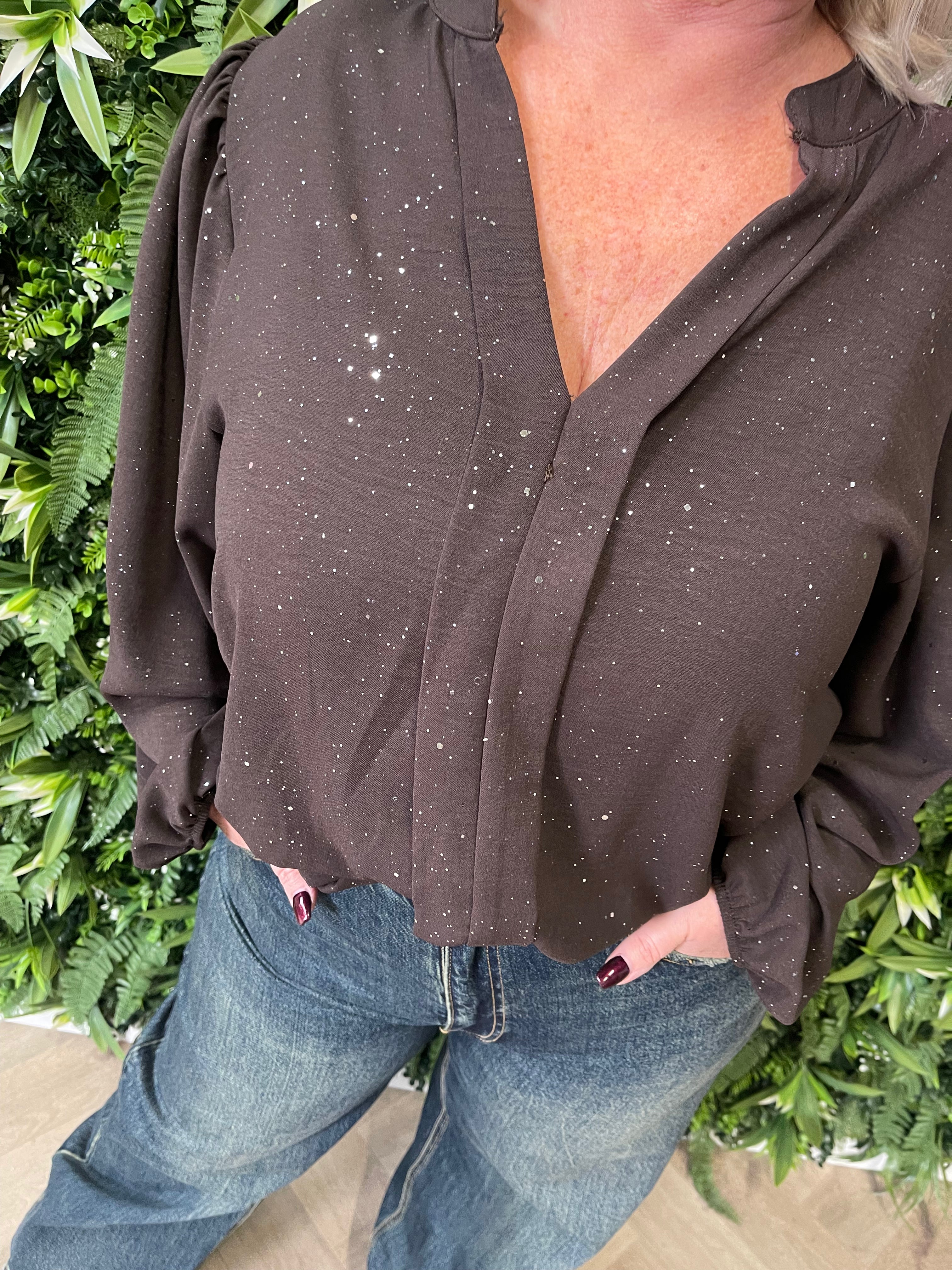 Blouse roezel met pofmouwen glitter donkerbruin