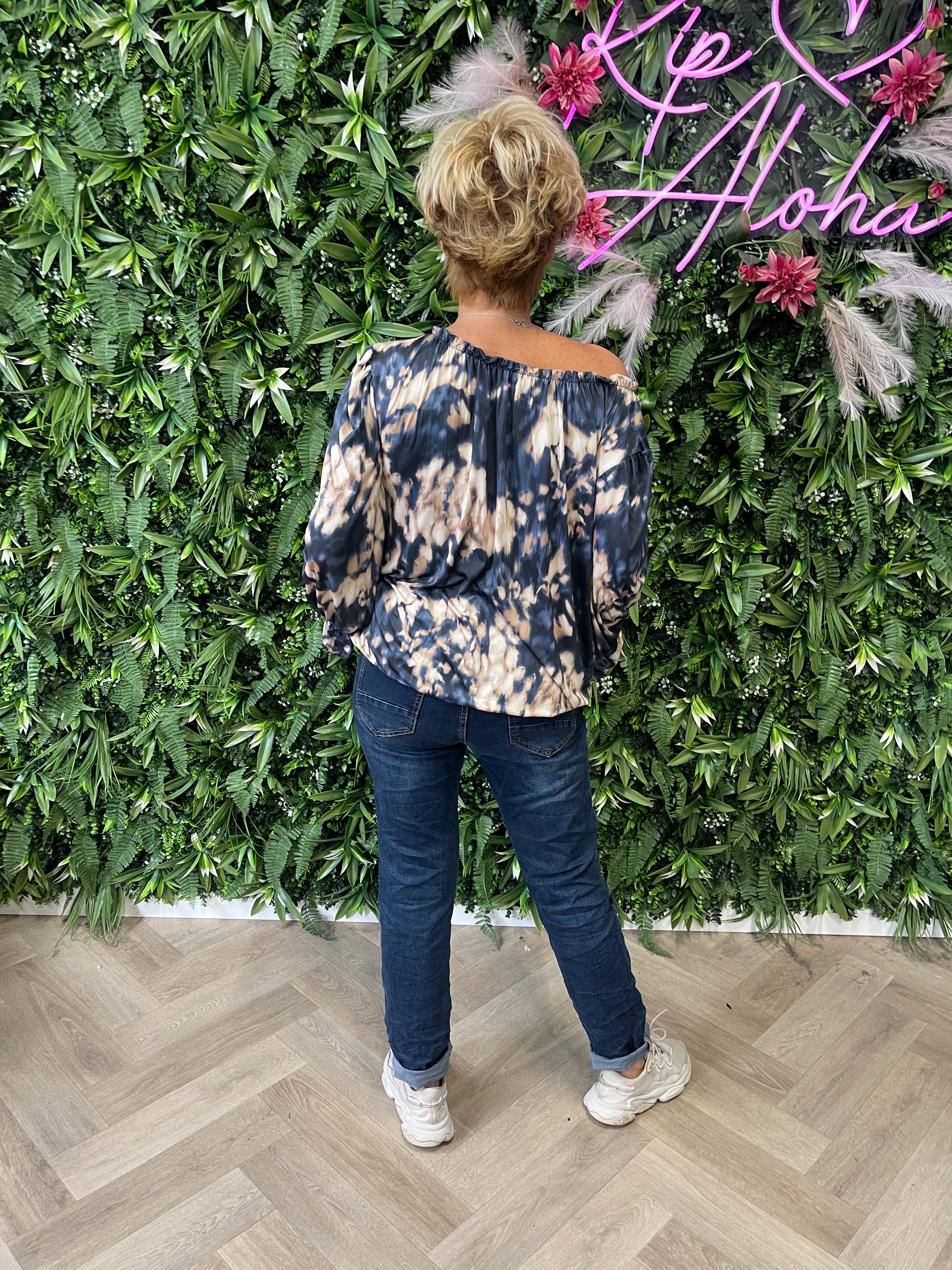 Blouse met abstracte print en roezelhals marineblauw