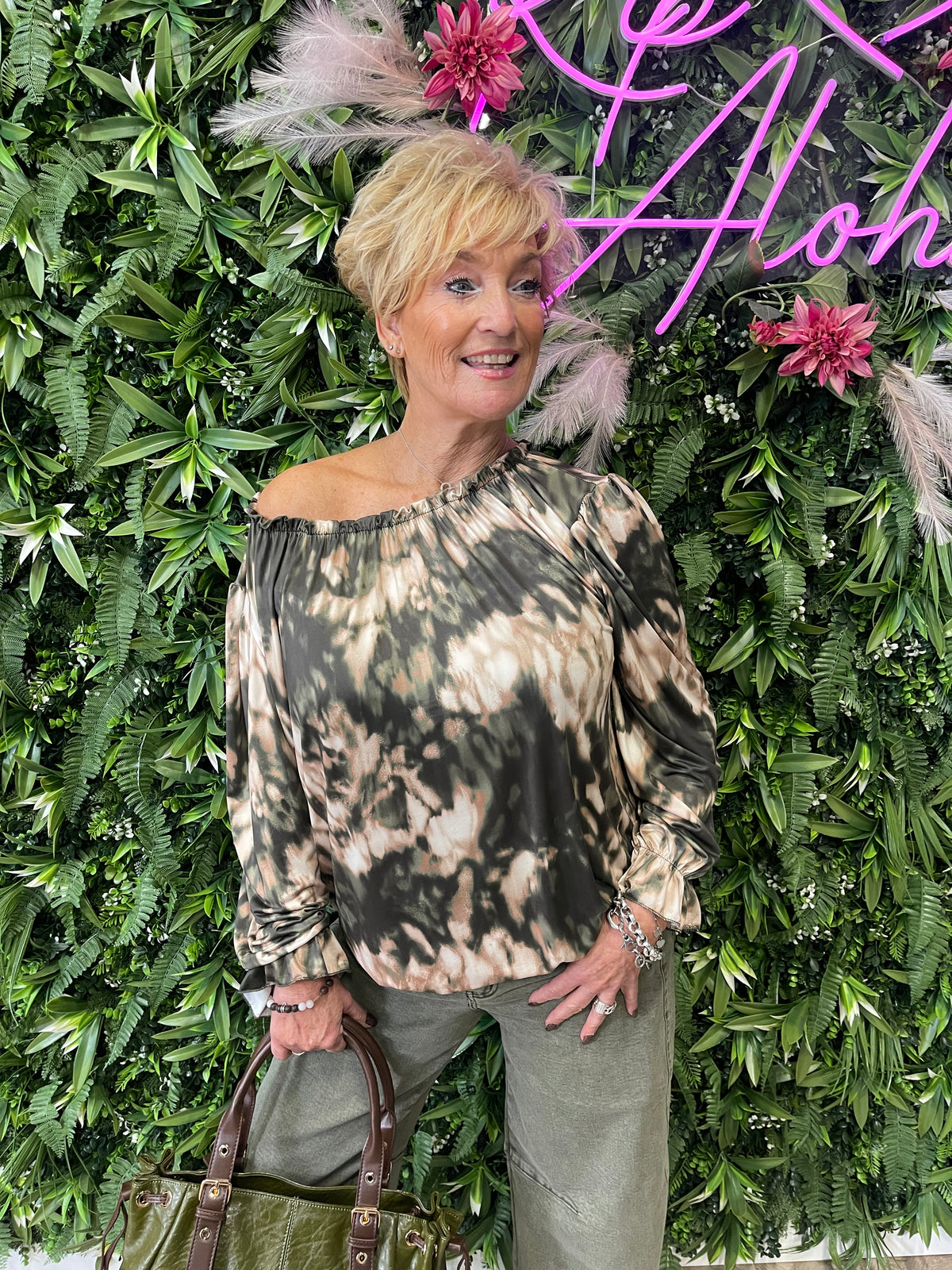 Blouse met abstracte print en roezelhals legergroen