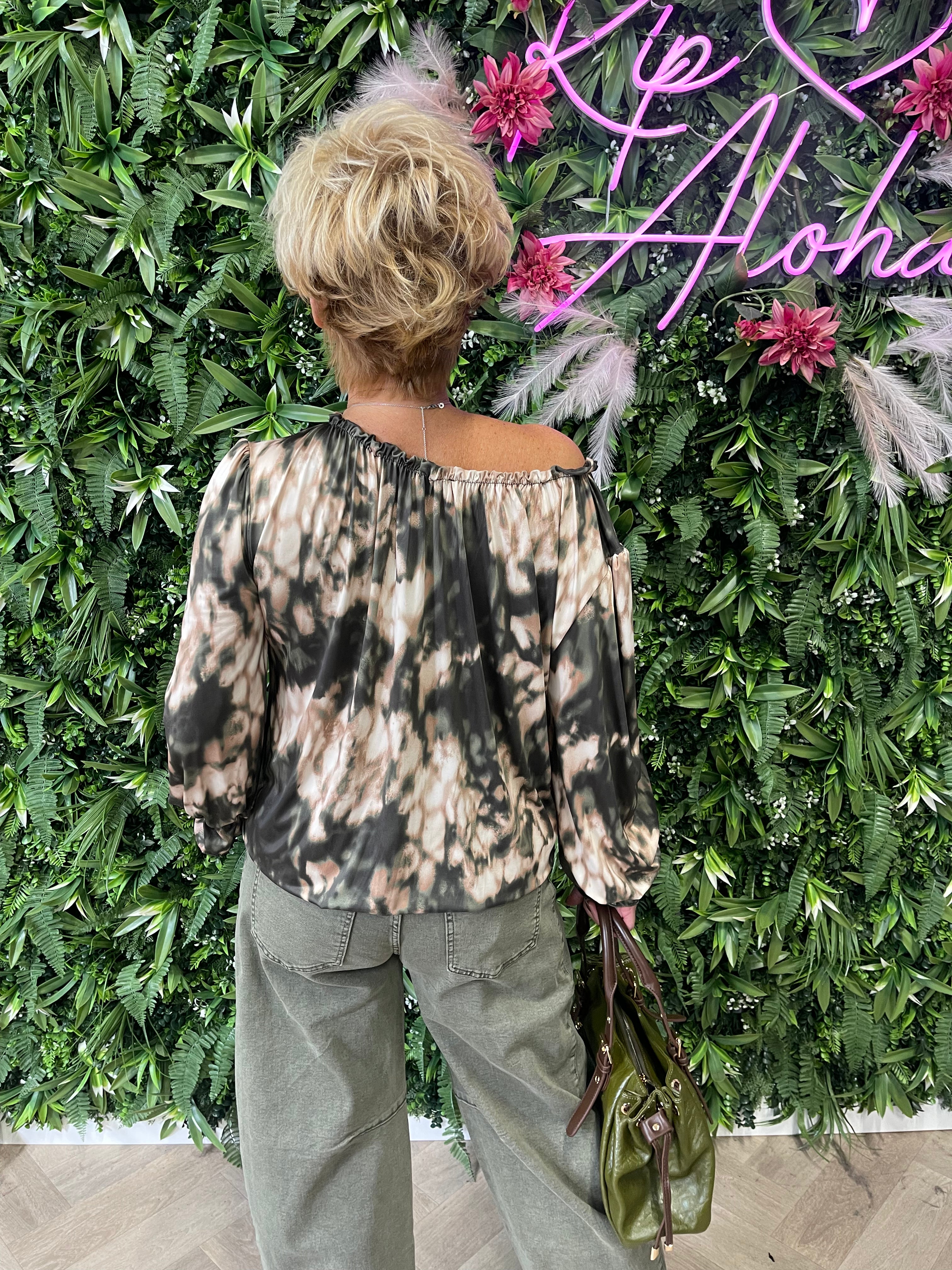 Blouse met abstracte print en roezelhals legergroen