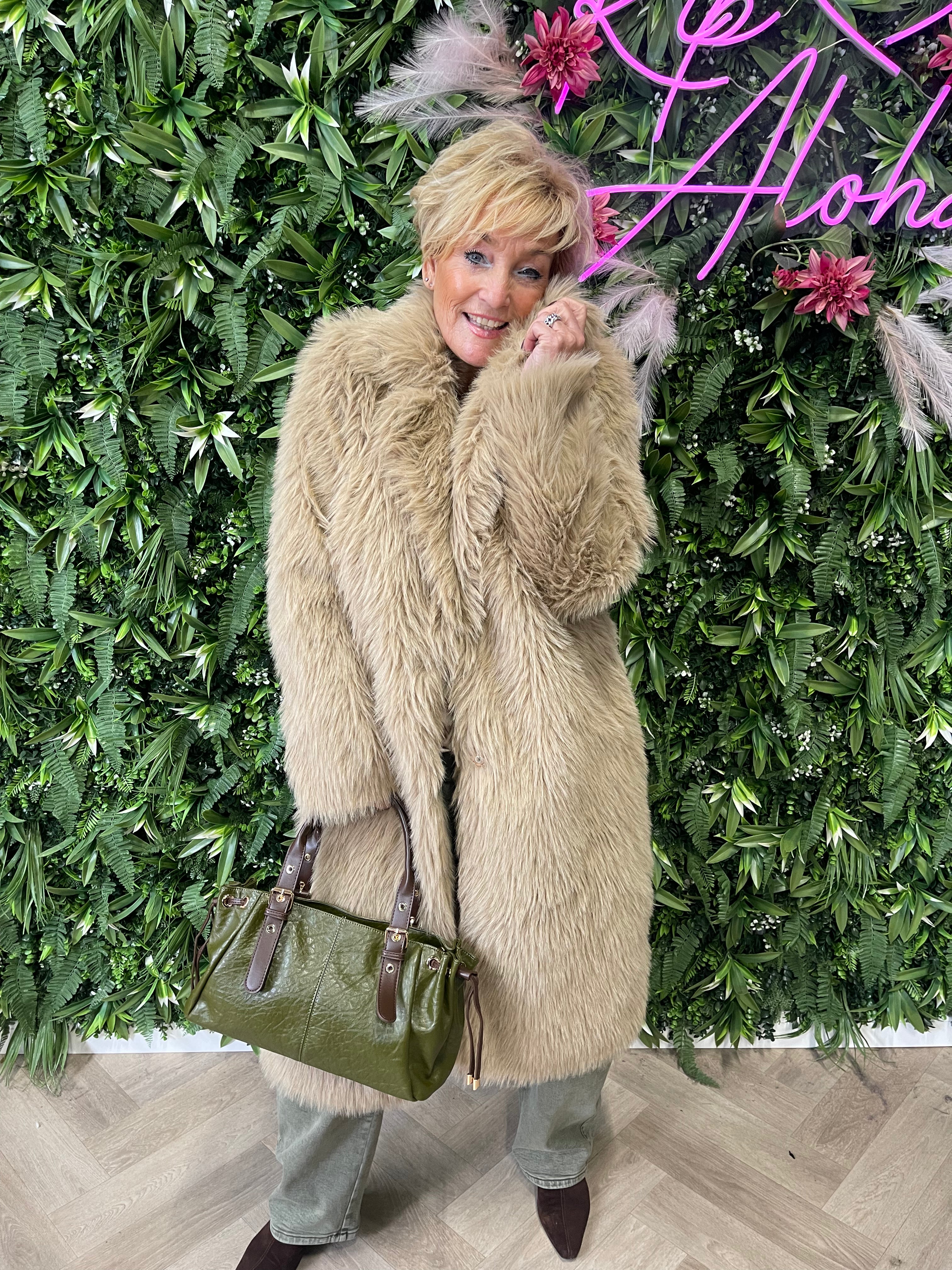 Lange fluffy jas camel