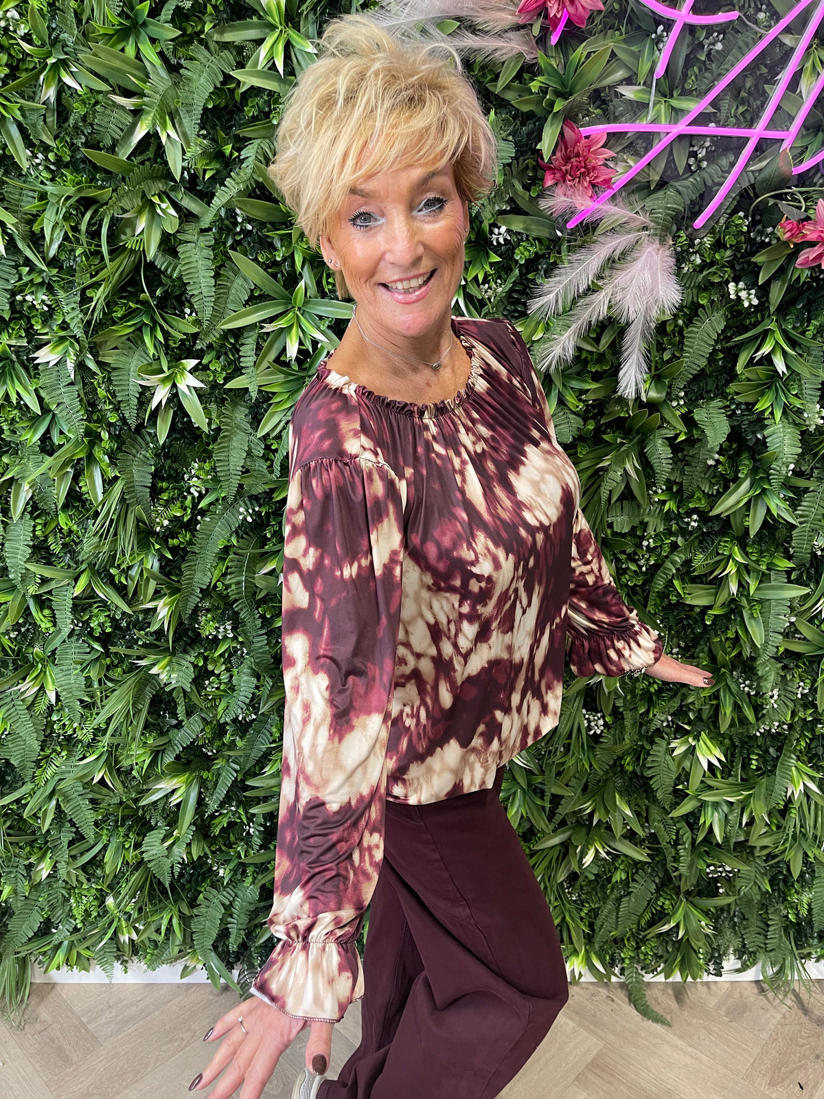 Blouse met abstracte print en roezelhals bordeaux