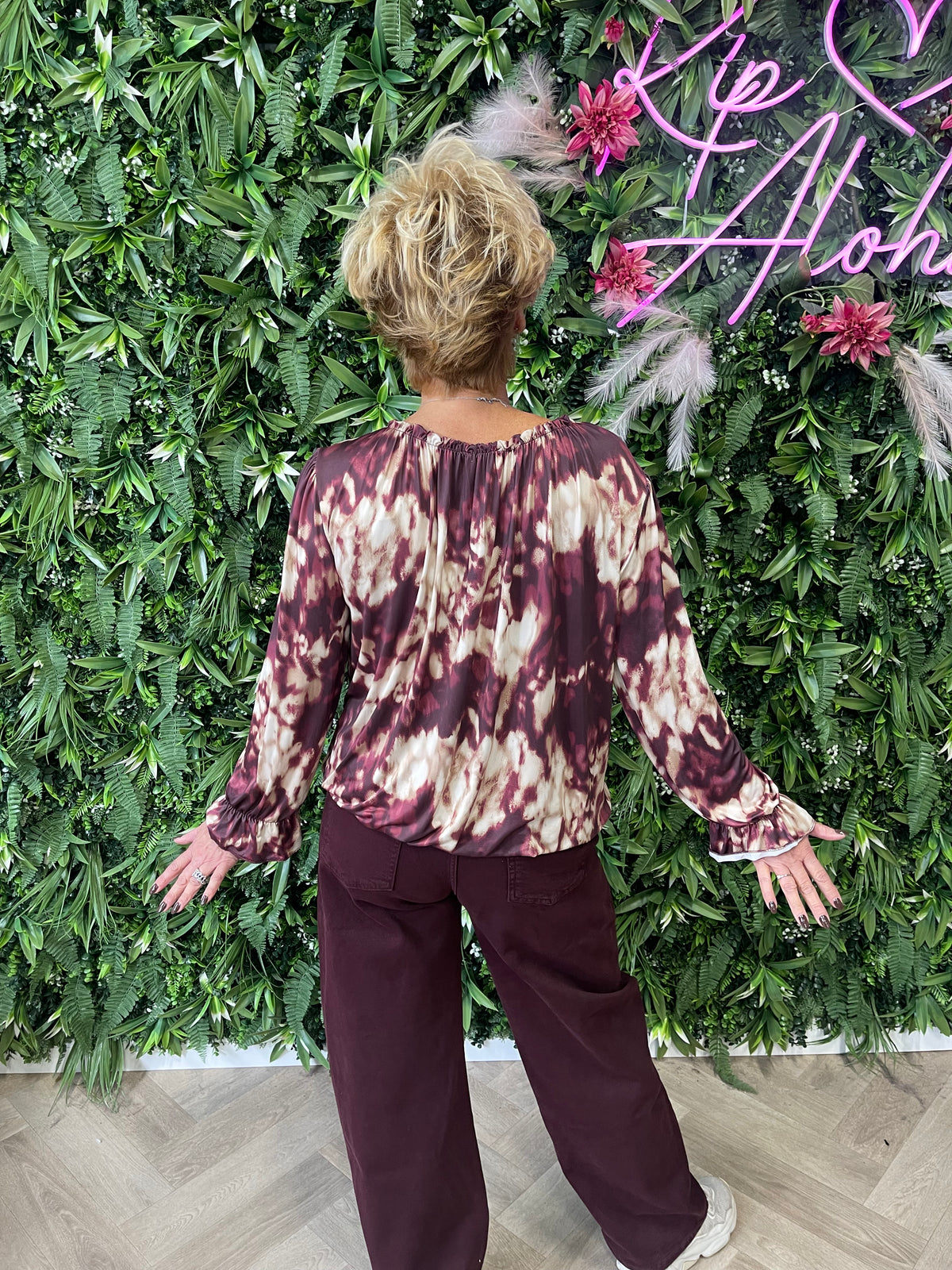 Blouse met abstracte print en roezelhals bordeaux