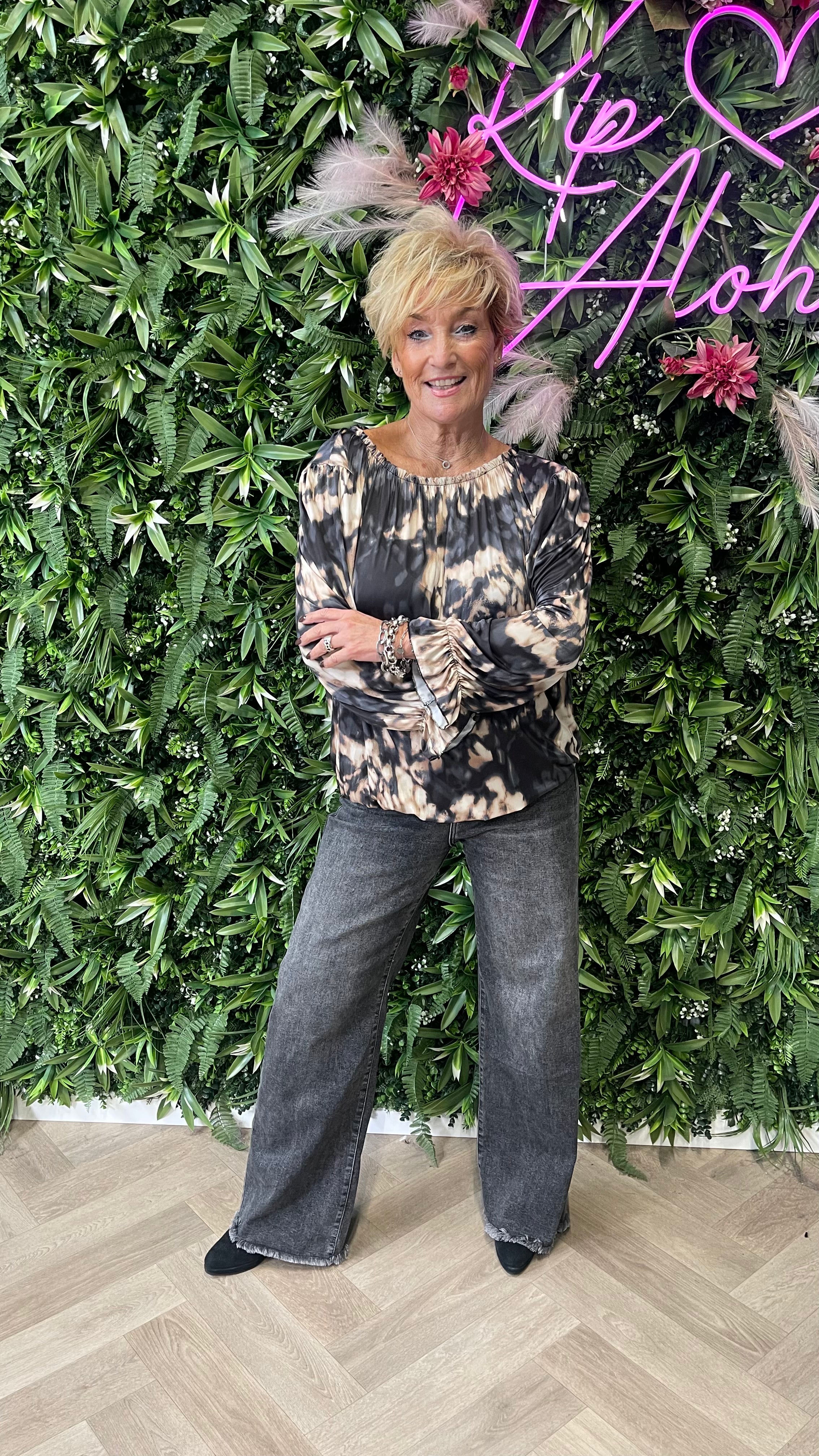 Blouse met abstracte print en roezelhals zwart