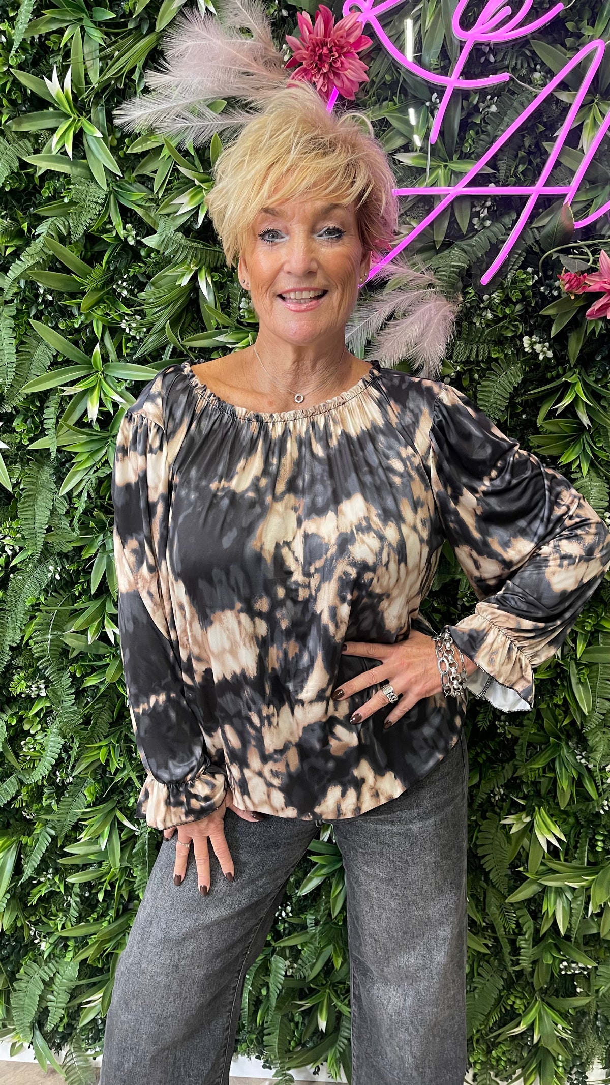 Blouse met abstracte print en roezelhals zwart