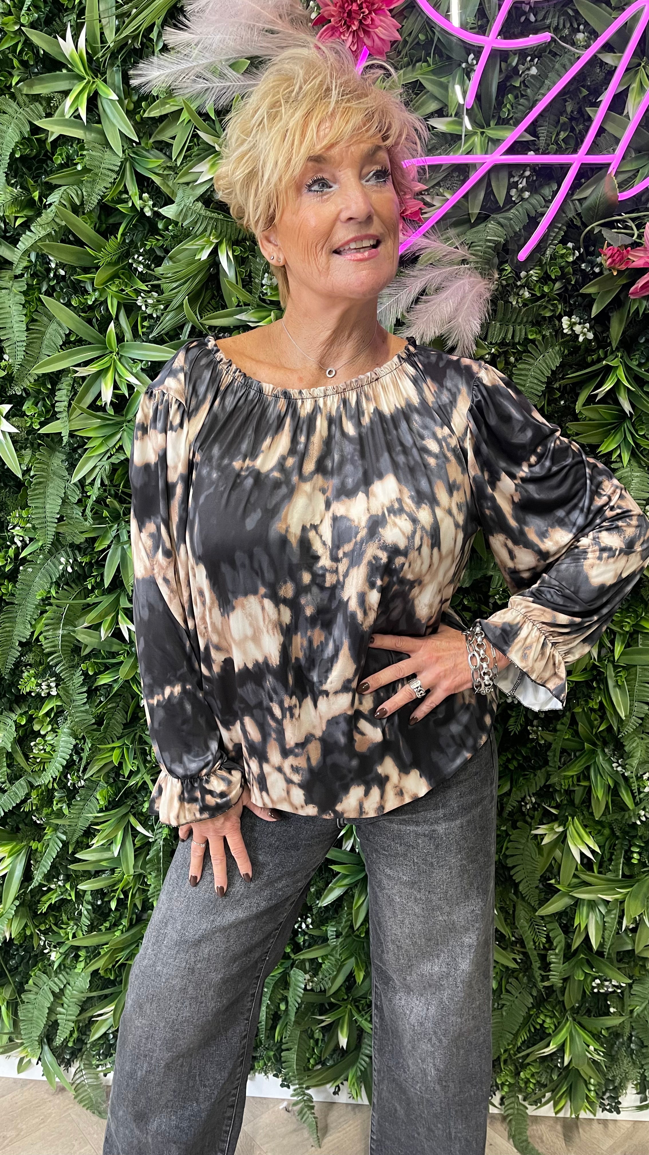Blouse met abstracte print en roezelhals zwart