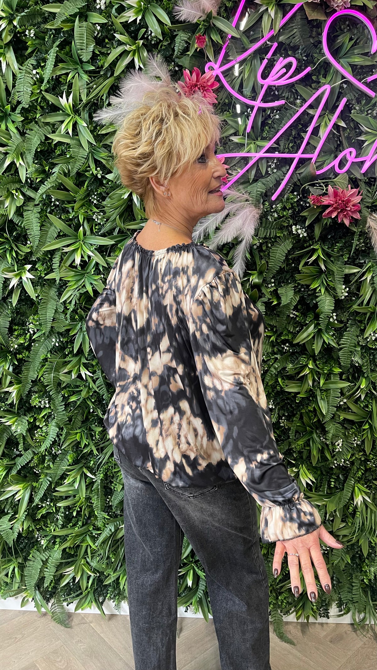 Blouse met abstracte print en roezelhals zwart