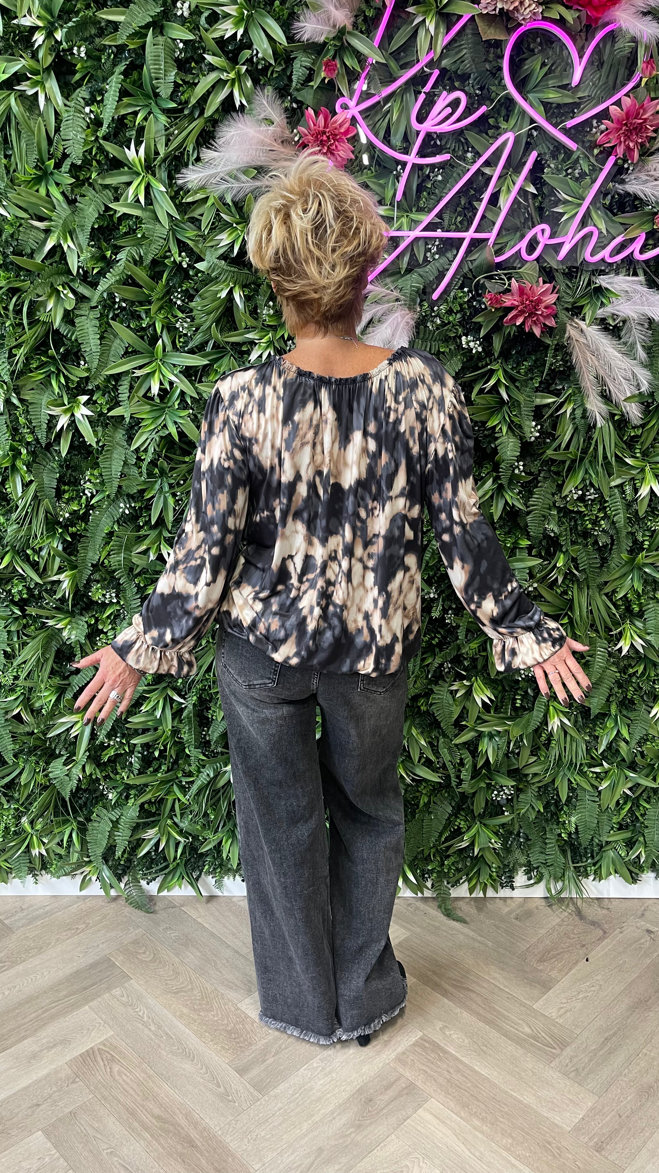 Blouse met abstracte print en roezelhals zwart