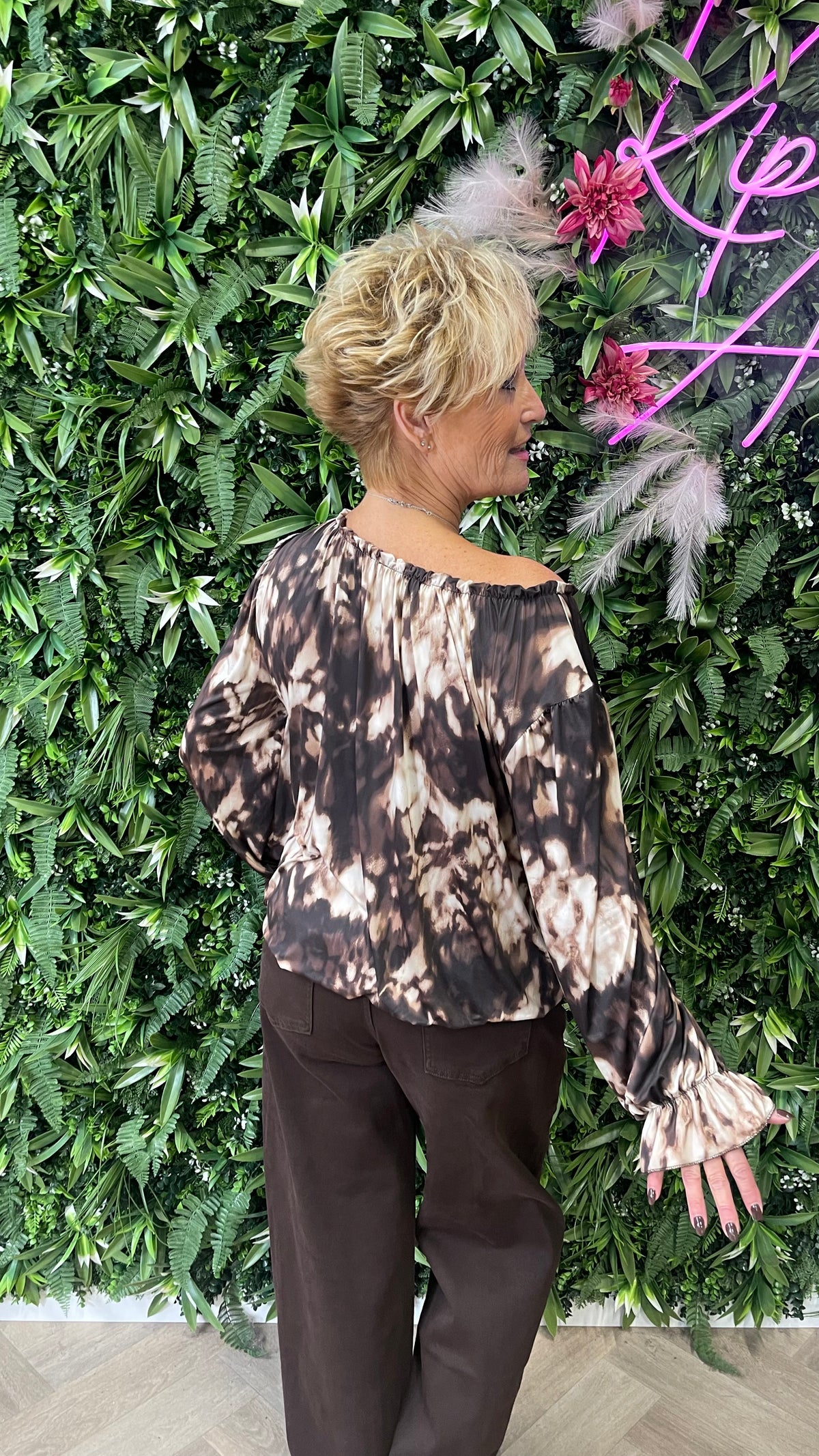 Blouse met abstracte print en roezelhals donkerbruin